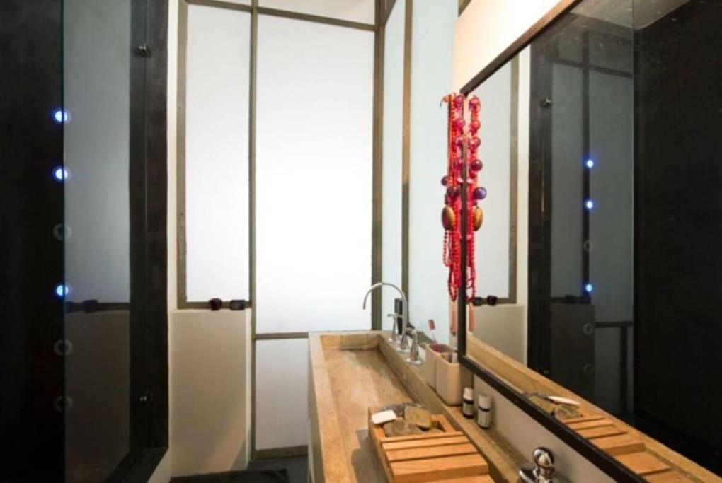 Two Bd Modern Loft Near Montmartre! *