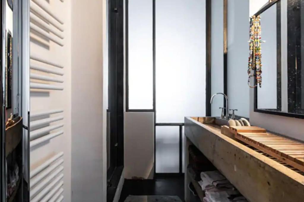 Two Bd Modern Loft Near Montmartre!